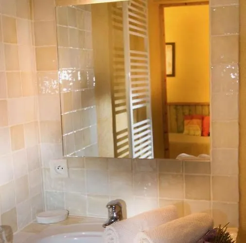 La Colombiere Du Chateau Nocleg ze śniadaniem